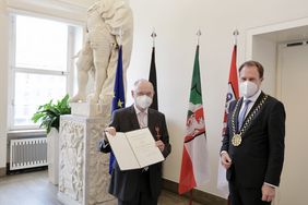 Oberbürgermeister Dr. Stephan Keller hat Hans Schwarz (l.) im Düsseldorfer Rathaus das Bundesverdienstkreuz überreicht; Foto: Lammert