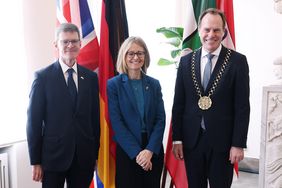 Der britische Generalkonsul Rafe Courage (l.) mit Jill Gallard, Botschafterin des Vereinigten Königreichs, und Oberbürgermeister Dr. Stephan Keller im Rathaus, Foto: David Young.