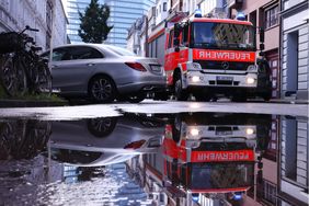 Bei Einsätzen der Feuerwehr zählt jede Minute - Behinderungen durch Falschparker können Menschenleben gefährden; Fotos: Young