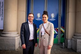 Auch Turnierdirektor Philipp Lahm lief mit Botschafterin Célia Šašić über den Roten Teppich.