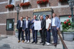 Stellten Einzelheiten zum Feierabend-Parken auf Supermarktparkplätzen vor: (v.l.) Rolf Neumann, CMD, Julian Koch, Aldi, Oberbürgermeister Dr. Stephan Keller, Mobilitätsdezernent Jochen Kral, Yasotharan Pakasathanan, Ampido, und Bernd Gude, Lidl © Landeshauptstadt Düsseldorf, Michael Gstettenbauer 