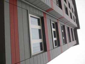 Detail-Ansicht Aluminium-Fassadenverkleidung, darunter Mineralwolle-Dämmung, Foto: Christina Seiler