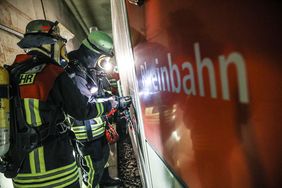 In zwölf Nächten üben Rheinbahn-Mitarbeiter und Feuerwehrleute in diesem Jahr das Vorgehen bei Bränden in einem Tunnel der Düsseldorfer U-Bahn. Rund 40 Einsatzkräfte sind derzeit Nacht für Nacht vor Ort. Foto: Melanie Zanin