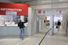 Sicherheit geht vor: Schutzmaßnahmen und Einbahnregelung im Straßenverkehrsamt am Höherweg; Foto: Lammert