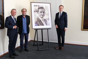 Das vom Fotokünstler Thomas Ruff (Mitte) bearbeitet Porträt von Oberbürgermeister a.D. Thomas Geisel (links) ist die erste Fotografie im Ältestenratssaal; Foto: Gstettenbauer