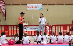 Britta Zur, Beigeordnete für Bürgerservice und Sport, begrüßte die eingeladenen Kinder, Eltern sowie die Trainerinnen und Trainer und gab den "Startschuss" zur mittlerweile 18. Talentiade; Foto: Schaffmeister 