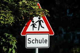 Für Autofahrer heißt es an den Schulen, nicht nur, wo solche Schilder hinweisen, Fuß vom Gas. Foto: Michael Gstettenbauer