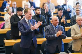 Oberbürgermeister Dr. Stephan Keller und Sami Dzemailovski, Vorsitzender des internationalen Kultur- und Sportvereins der Roma Carmen e. V., bei der Feier zum Internationalen Roma-Tag, Foto: Gstettenbauer