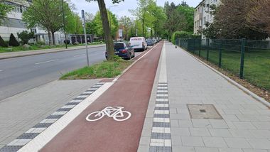 Der neue, rund 400 Meter lange Radweg entlang der Straße "Am Schönenkamp“ © Landeshauptstadt Düsseldorf, Amt für Verkehrsmanagement