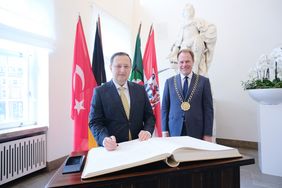 Gökhan Turan, Botschafter der Republik Türkiye, hat sich am Montag, 26. Mai 2025, im Beisein von Oberbürgermeister Dr. Stephan Keller ins Goldene Buch der Stadt eingetragen. Foto: Michael Gstettenbauer