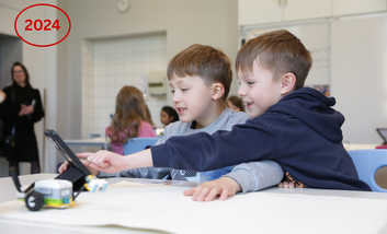 Zwei Schüler lernen mit dem Tablet