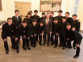 Oberbürgermeister Thomas Geisel mit der Jugendfußballmannschaft der Yachiyo High School aus der Präfektur Chiba