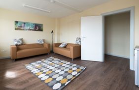 Eines der Gemeinschaftswohnzimmer der neuen Wohnungen für Auszubildende an der Dorotheenstraße, Foto: Uwe Schaffmeister.