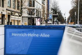 Im Aufgang der U-Bahnstation zur Königsallee/Corneliusplatz, dem "Auditorium", können ab Sonntag, 2. Dezember, bis Weihnachten Passanten die neue Sound-Installation "The Endless Christmas Carol" erleben; Foto: Melanie Zanin