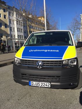Damit die Einsatzfahrzeuge des Ordnungsamtes noch besser zu erkennen sind, wurde das städtische Blau nun um die Signalfarbe Neongelb ergänzt. Foto: Landeshauptstadt Düsseldorf, Ordnungsamt