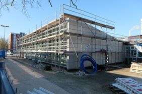 Für rund 4,1 Millionen Euro erhält die Gesamtschule Stettiner Straße eine neue Mensa. Der Rohbau steht, die Mensa soll im 2. Quartal dieses Jahres fertiggestellt werden; Foto: Gstettenbauer
