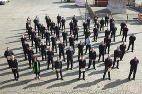 Vom Oberbrandmeister zum Hauptbrandmeister - Teil 2: An zwei Terminen bekamen insgesamt 91 Feuerwehrleute ihre Ernennungsurkunden überreicht - danach stand das Gruppenbild vor dem Rathaus unter Einhaltung der erforderlichen Abstände auf dem Programm.