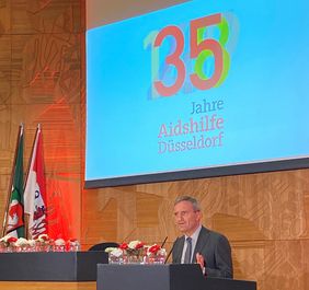 Festakt 35 Jahre Aidshilfe Düsseldorf im Rathaus - Oberbürgermeister Thomas Geisel bei seiner Rede, Foto: Annette Rau.