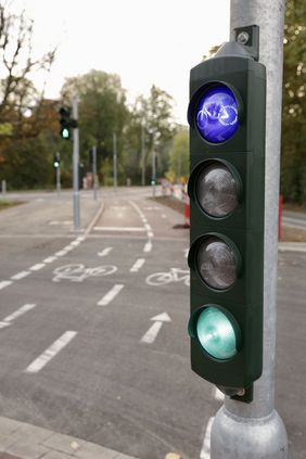 Grünes Licht für die Fahrradfahrer am neuen Knotenpunkt für den Radverkehr Hofgartenrampe/Oederallee. Foto: Ingo Lammert