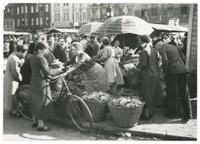 Reges Markttreiben auf dem Carlsplatz vor 1940 © Stadtarchiv, Alois Ege 