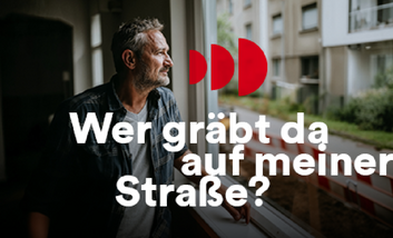 Auf dem Bild guckt ein Mann aus dem Fenster. Vor seinem Fenster befindet sich eine Baustelle. Auf dem Bild befindet sich der Schriftzug "Wer gräbt da auf meiner Straße?"