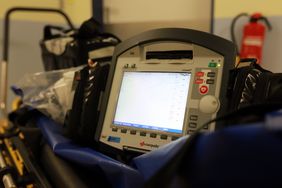 Das notwendige medizinische Equipment zur Überwachung des Patienten wird mit in das Patientenzimmer genommen.