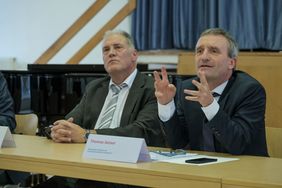 Oberbürgermeister Thomas Geisel stellt am Humboldt-Gymnasium den Medienentwicklungsplan mit einer Investitionssumme von insgesamt 100 Millionen Euro vor. Mit dabei Schulleiter Volker Syring (l.). Foto: Gstettenbauer
