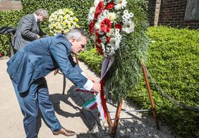 Unter Ausschluss der Öffentlichkeit und unter Einhaltung der derzeit geltenden Abstandsregeln legten OB Thomas Geisel und Polizeipräsident Norbert Wesseler einen Kranz am Mahnmal Anton-Betz-Straße nieder. Foto: Melanie Zanin