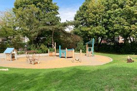 Ab Freitag, 16. September, steht der Spielplatz den Familien im Stadtteil Hassels zur Verfügung.
