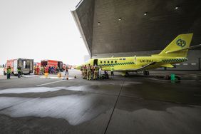 Am Flughafen Düsseldorf wurde der "Patient" in einen von der Feuerwehr Düsseldorf für solche Fälle speziell vorgehaltenen Infektionsschutz-Rettungswagen (I-RTW) umgelagert. Foto: Zanin