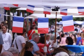 Schon kurz nach dem offiziellen Start war das Düsseldorfer Frankreichfest bestens besucht