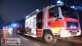 Der Gerätewagen Wasserrettung der Feuerwehr Düsseldorf im Einsatz in Neuss-Uedesheim.