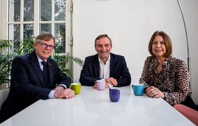 (v.l.n.r.) Klaus Brinkmann (Vereinsvorstand Fashion Net), Oberbürgermeister Thomas Geisel, Angelika Firnrohr (Geschäftsführerin Fashion Net) Fotocredit: Anne Orthen