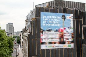 Ein 10 Mal 10 Meter Banner wirbt an der Benrather Straße für den Grand Départ Düsseldorf 2017,(c)Steffen Weigold/L