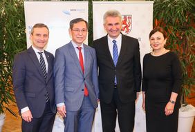 Oberbürgermeister Thomas Geisel,  Japans Generalkonsul Ryuta Mizuuchi, NRWs Wirtschafts- und Digitalminister Prof. Dr. Andreas Pinkwart und Petra Wassner (NRW.INVEST). Foto: Melanie Zanin