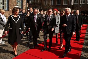 Ankunft des Bundespräsidenten vor dem Rathaus: (vorne v.l.) Susanne Laschet, Armin Laschet, Thomas Geisel und Frank-Walter Steinmeier