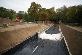 Noch fließt die Innere Nördliche Düssel zwischen Goltsteinbrücke und Landskrone in einer provisorischen Rohrleitung. Doch die Arbeiten gehen bald zu Ende. Mitte Dezember soll die Offenlegung abgeschlossen sein. Archivfoto: Ingo Lammert