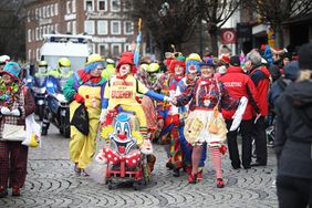 "Düsseldorf - gemeinsam jeck" - die Karnevalisten in der Landeshauptstadt feiern ihren Rosenmontagszug 2019. Foto: Melanie Zanin