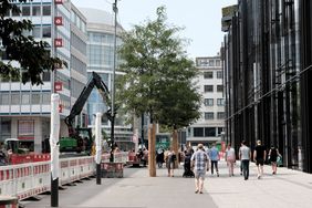 Im östlichen Teil der Schadowstraße laufen die Arbeiten zur Oberflächengestaltung jetzt - nachdem letzte Leitungsarbeiten abgeschlossen worden sind. Foto: Michael Gstettenbauer
