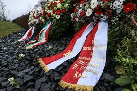 Corona bedingt fand das Auschwitz-Gedenken mit einer stillen Kranzniederlegung statt; Foto: Melanie Zanin