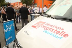 Oberbürgermeister Dr. Stephan Keller und NRW-Gesundheitsminister Karl-Josef Laumann bei der Impfaktion #HierWirdGeimpft! vor einem Baumarkt in Düsseldorf.