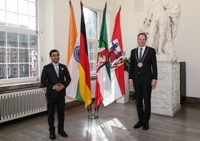 OB Dr. Keller (r.). empfing den Generalkonsul der Republik Indien, Dr. Amit Telang, am Freitag, 22. Oktober, im Rathaus. Foto: Melanie Zanin