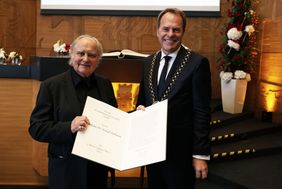 Oberbürgermeister Dr. Stephan Keller überreichte die Urkunde an den Helmut-Käutner-Preisträger 2022 Michael Verhoeven im Plenarsaal der Landeshauptstadt Düsseldorf, Foto: David Young