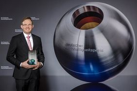 Dr. Christian Schwarz, Geschäftsführer von Numaferm, nahm den Next Economy Award entgegen | © Jochen Rolfes