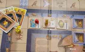 Foto von einem Brettspiel mit Spielkarten