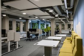 Arbeitsbereiche in der Musterfläche für das Büroraumkonzept im Neubau des Technischen Verwaltungsgebäudes. Foto: Amt für Gebäudemanagement