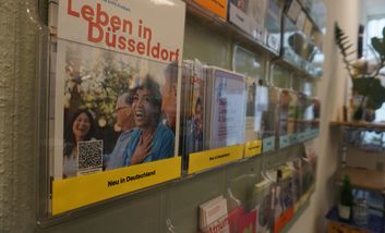 An unserem Flyerständer findest du zu allen Fragen eine Antwort, © Maike Möntmann 