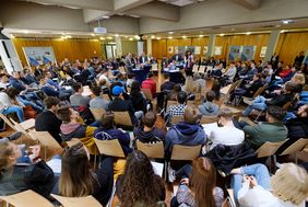 Das Programm "Demokratie lernen" des Amtes für Statistik und Wahlen hat eine Podiumsdiskussion am Walter-Eucken-Berufskolleg organisiert. Foto: Uwe Schaffmeister
