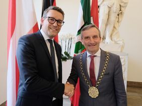 Oberbürgermeister Thomas Geisel empfing den Österreichischen Honorarkonsul Georg Schmidt im Düsseldorfer Rathaus. Foto: Wilfried Meyer