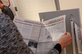 Eine neue Museumszeitung beschäftigt sich mit der Zensurgeschichte zur Heine-Zeit und enthält Interviews mit der Autorin und Heine-Preisträgerin A.L. Kennedy sowie mit dem Wissenschaftler und Heine-Stipendiat William Ohm; Foto: Melanie Zanin
